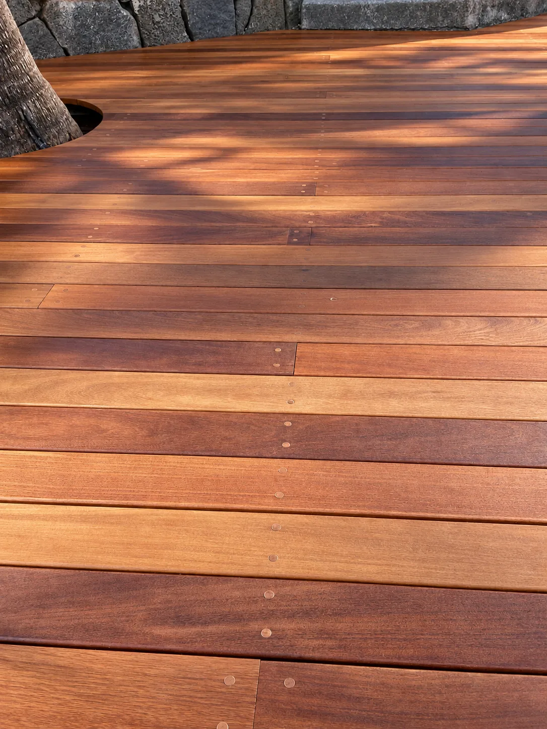 Détail des lames et fixations du deck bois
